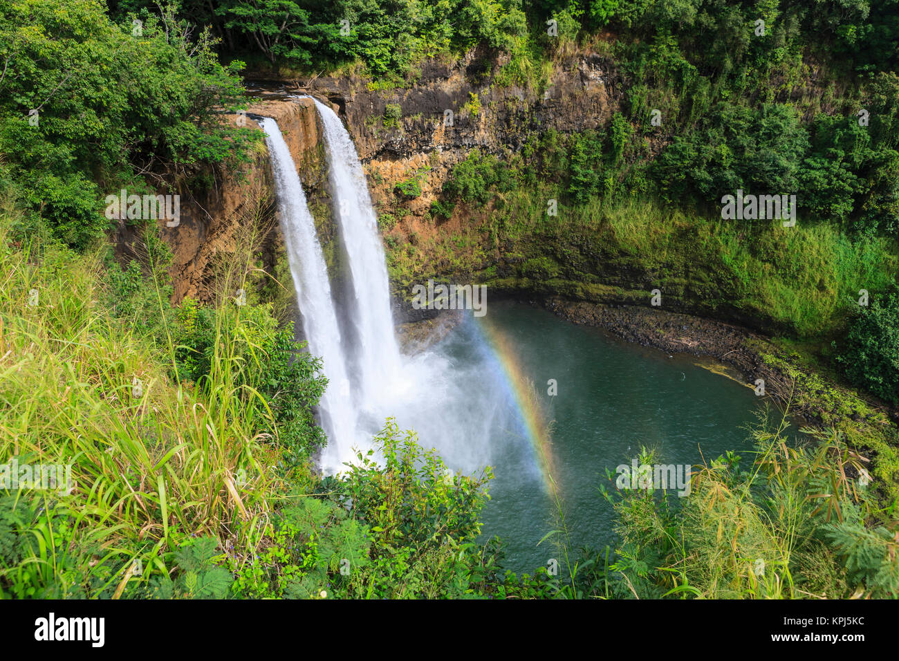 Regenbogen in Wailua Wasserfälle, Kauai. Hawaii, USA Stockfoto