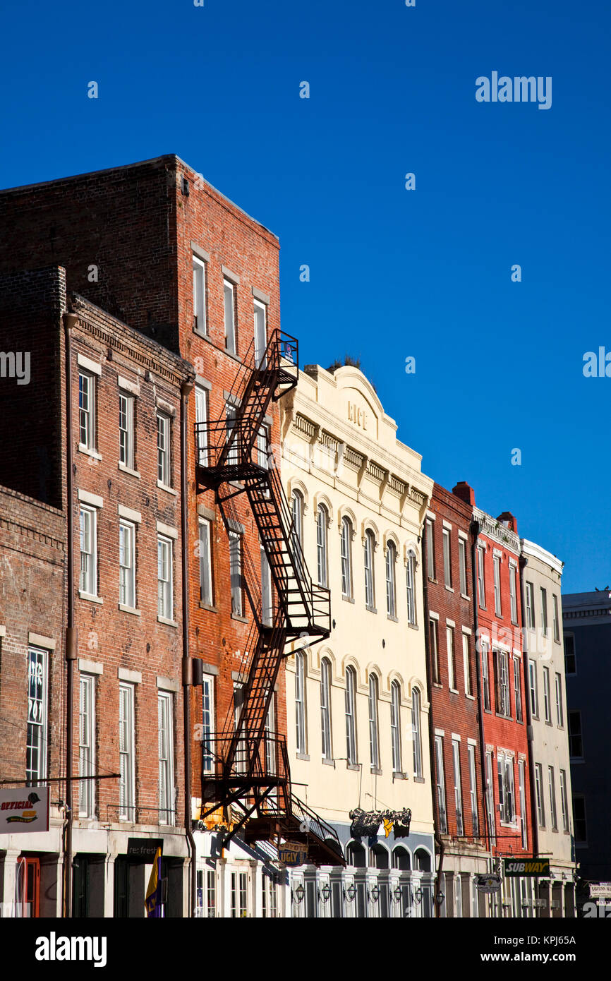 USA, Louisiana, New Orleans. Gebäude entlang der Decatur Street, morgen. Stockfoto