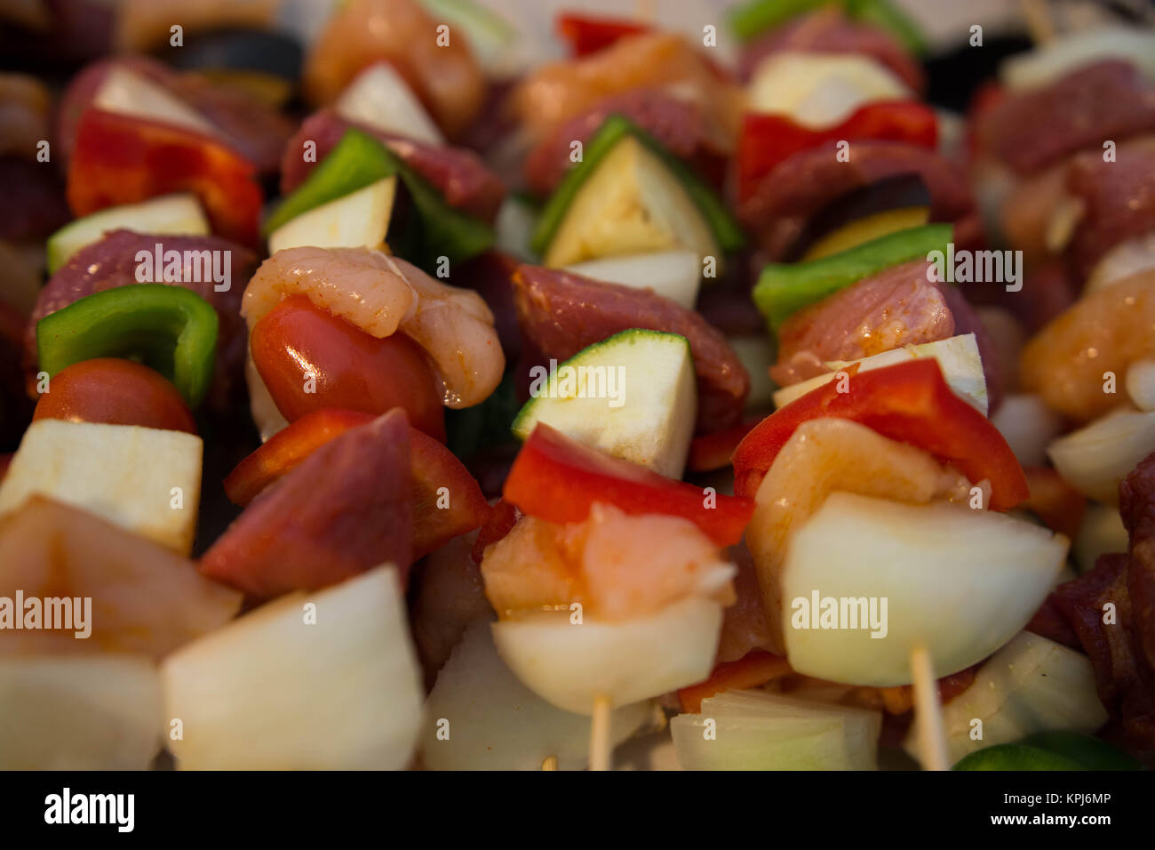 Fleisch und Gemüse brochettes Raw Stockfoto