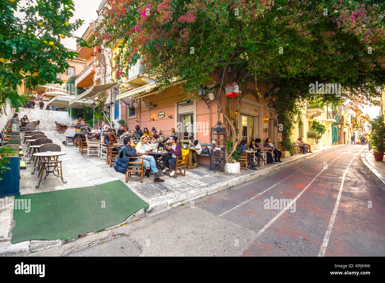 Straße der Anafiotika in der Altstadt von Athen, Griechenland. Stadtteil Anafiotika ist von den Arbeitern gebaut von der Insel Anafi. Beliebte Touristenattraktion. Stockfoto