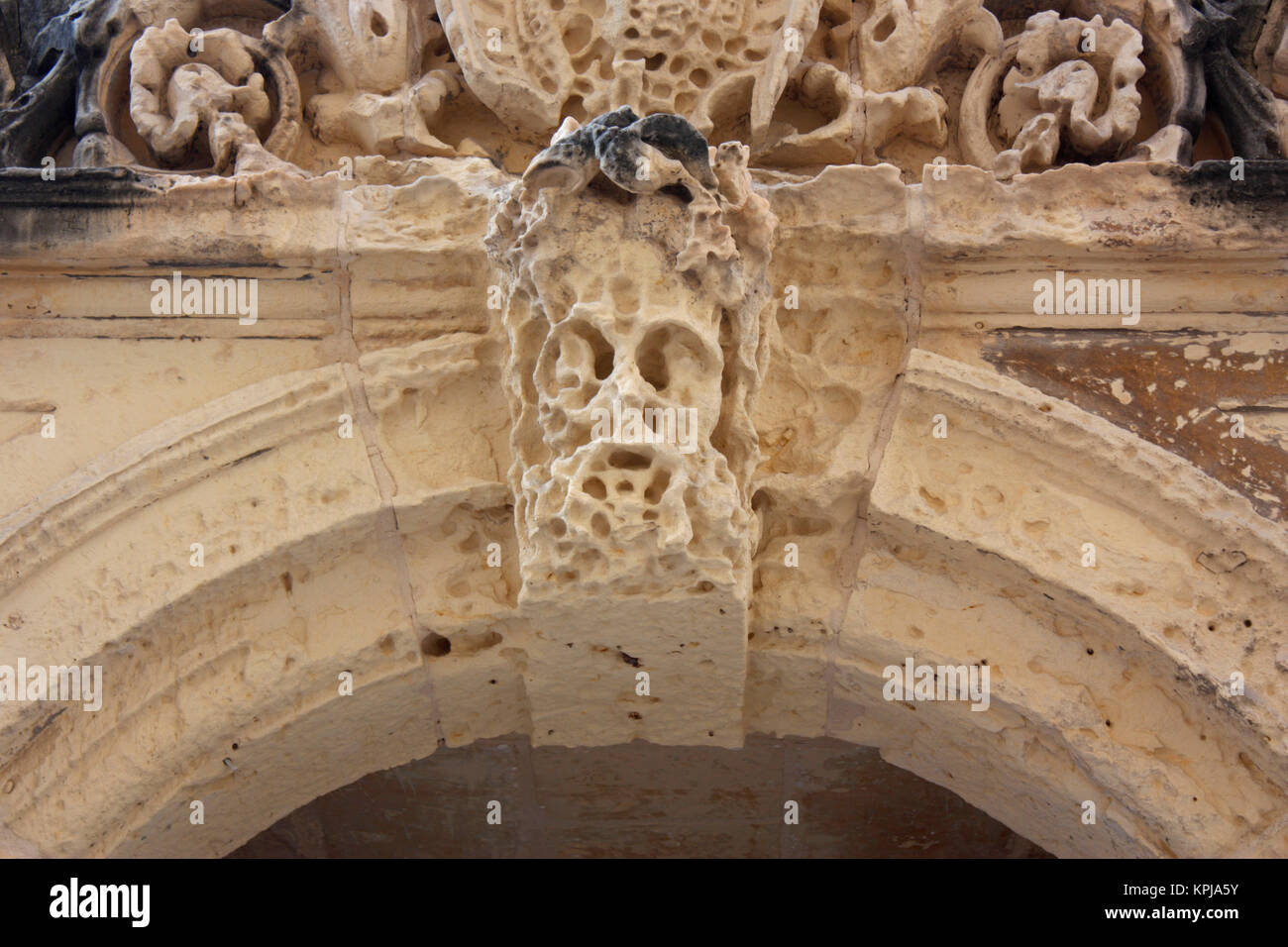Arch Keystone in Form eines erodierten Stein im zerstörten Opera House, South Street, Valletta, Malta Stockfoto