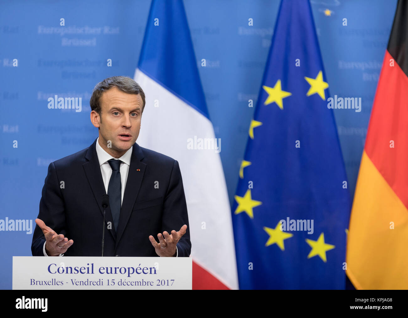 15. Dezember 2017 - Brüssel, Belgien: Die deutsche Bundeskanzlerin (Unseen) und der französische Präsident Emmanuel Macron sprechen auf einem EU-Gipfel über eine Medienkonferenz. Kredit: Andia/Alamy Live Nachrichten Stockfoto