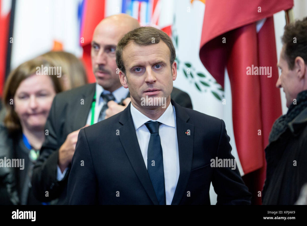 Bruxelles, Belgien. 15 Dez, 2017. 15. Dezember 2017 - Brüssel, Belgien: Bundeskanzler (unsichtbar) und der französische Präsident Emmanuel Längestrich Adresse eine Pressekonferenz auf dem EU-Gipfel. Credit: Geschichte/Alamy leben Nachrichten Stockfoto