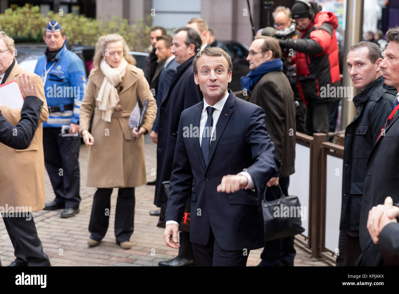 Bruxelles, Belgien. 15 Dez, 2017. 15. Dezember 2017 - Brüssel, Belgien: Bundeskanzler (unsichtbar) und der französische Präsident Emmanuel Längestrich Adresse eine Pressekonferenz auf dem EU-Gipfel. Credit: Geschichte/Alamy leben Nachrichten Stockfoto