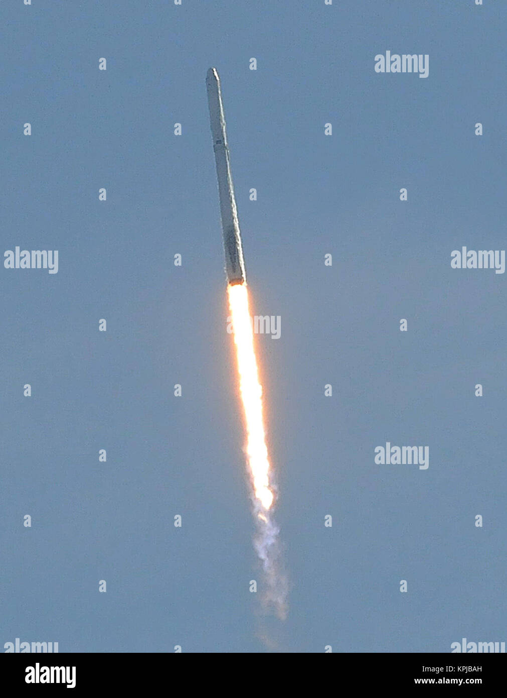 Dezember 15, 2017 - Cape Canaveral, Florida, United States - eine SpaceX Falcon 9 Rakete mit einem Drachen Raumfahrzeug abhebt vom Weltraum aus komplexen 40 Start am 15. Dezember 2017 in Cape Canaveral Air Force Station in Florida. Wird die Sonde liefern fast 4.800 lbs Research, crew liefert, und die Befestigungsteile an der Internationalen Raumstation (ISS). Dies ist der 13. cargo Mission von SpaceX zur ISS. (Paul Hennessy/Alamy) Stockfoto