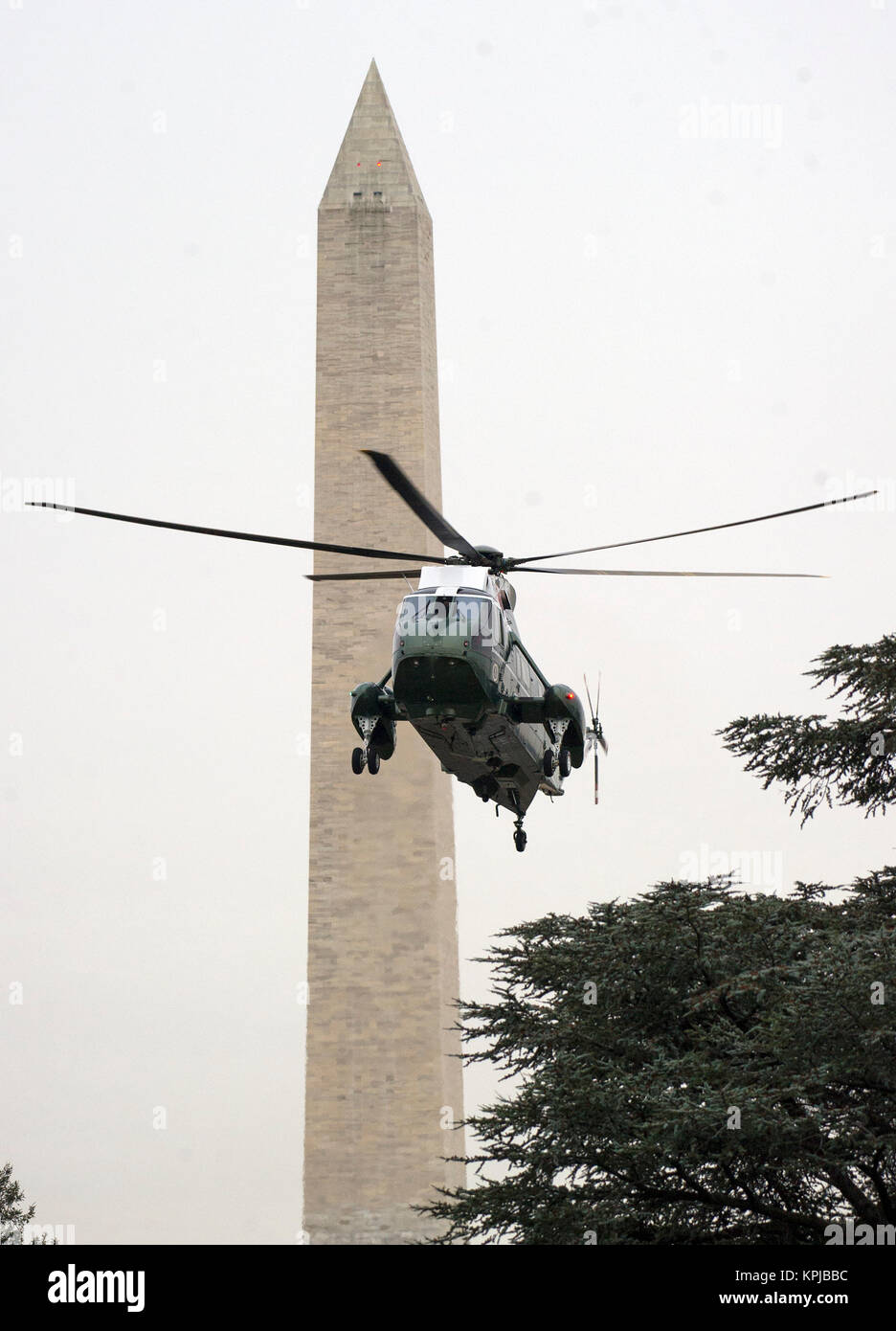 Washington, USA. Freitag, 15 Dezember, 2017. Marine One, mit dem Präsidenten der Vereinigten Staaten Donald J. Trumpf an Bord, zurück im Weißen Haus in Washington, DC kommt nach seiner Teilnahme an der FBI-Akademie Abschlussfeier in Quantico, Virginia am Freitag, 15. Dezember 2017. Der Präsident zurück nach Washington statt in Camp David aufgrund des vorhergesagten schlechten Wetters heute später. Credit: Ron Sachs/Pool über CNP/MediaPunch Stockfoto