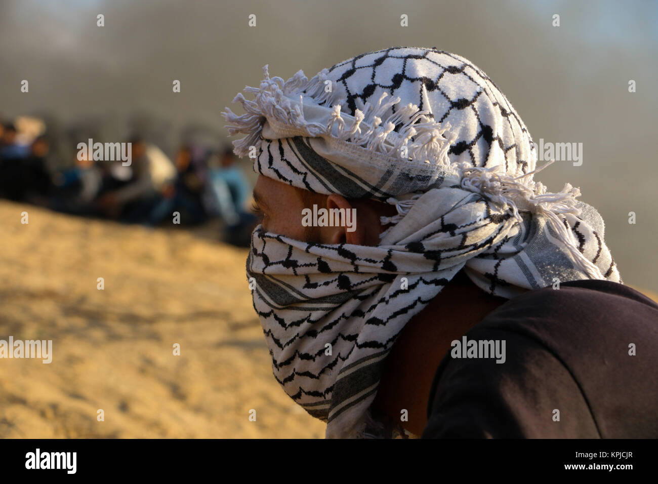 Gazastreifen. Dezember 15, 2017 - Auseinandersetzungen zwischen palästinensischen Demonstranten und israelischen Soldaten in der Nähe der Gaza-Israel Grenzzaun auszubrechen, östlich von al-Bureij palästinensischen Flüchtlingslager, nach Freitag mittag Gebete. Die Palästinenser Demonstranten, die auf dem jüngsten UNS' Anerkennung Jerusalems als Hauptstadt Israels verärgert, warfen Steine auf die israelischen Kräfte, die an ihnen feuerte Tränengas und scharfer Munition. Eine Reihe von Palästinensern Demonstranten berichtet wurden bei den Unruhen verletzt. Credit: ZUMA Press, Inc./Alamy leben Nachrichten Stockfoto