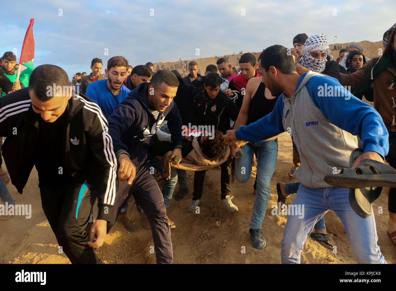 Gazastreifen. Dezember 15, 2017 - Auseinandersetzungen zwischen palästinensischen Demonstranten und israelischen Soldaten in der Nähe der Gaza-Israel Grenzzaun auszubrechen, östlich von al-Bureij palästinensischen Flüchtlingslager, nach Freitag mittag Gebete. Die Palästinenser Demonstranten, die auf dem jüngsten UNS' Anerkennung Jerusalems als Hauptstadt Israels verärgert, warfen Steine auf die israelischen Kräfte, die an ihnen feuerte Tränengas und scharfer Munition. Eine Reihe von Palästinensern Demonstranten berichtet wurden bei den Unruhen verletzt. Credit: ZUMA Press, Inc./Alamy leben Nachrichten Stockfoto