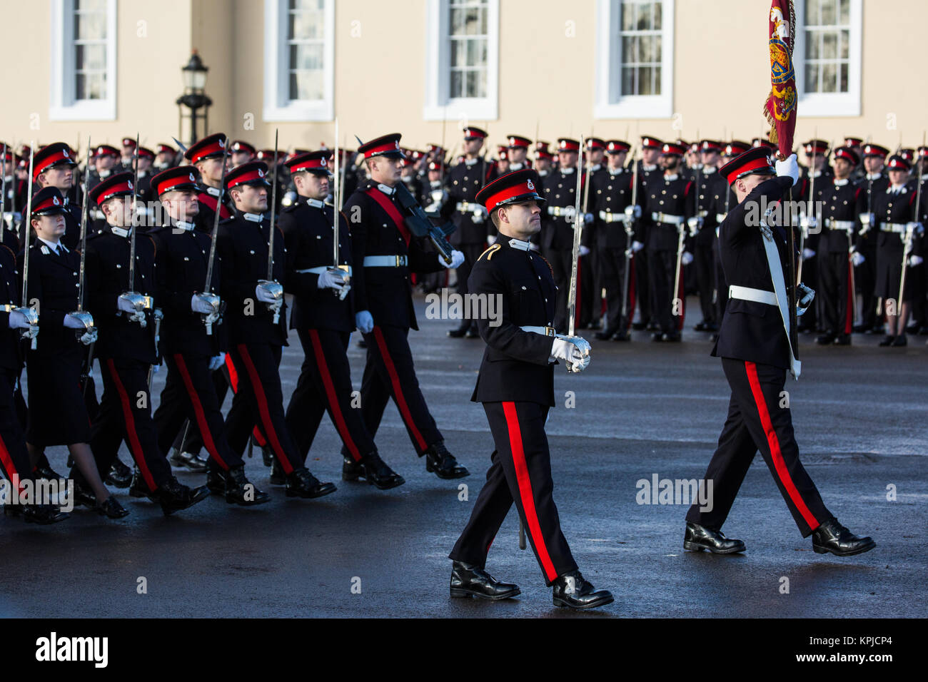 Sandhurst, Großbritannien. 14. Dezember, 2017. Der souveräne Parade an der Royal Military Academy in Sandhurst. Der souveräne Parade markiert den Übergang von Sandhurst nach Abschluss der intensiven Ausbildung von einem Jahr von 162 officer Kadetten aus dem Vereinigten Königreich und 25 von 20 überseeischen Ländern. Die erste Parade wurde im Juli 1948 statt. Stockfoto