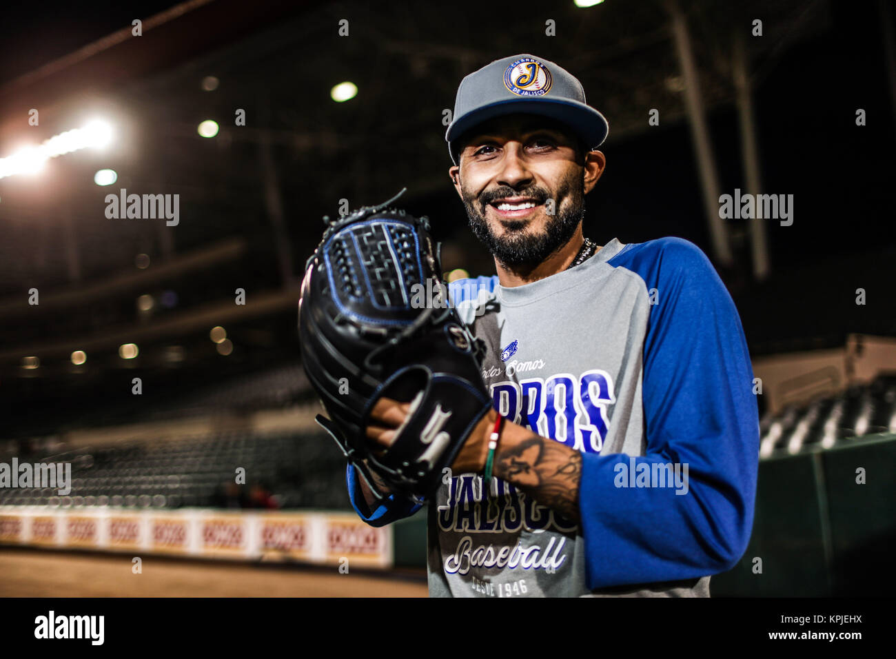 Sergio Romo Major League Baseball player und Charros de Jalisco player, vor der zweiten Runde baseball spiel der mexikanischen Pazifik Liga. Erste Spiel der Serie zwischen den Charros de Jalisco vs Naranjeros de Hermosillo. 15. Dezember 2017. (Foto: Luis Gutierrez/NortePhoto.com) Stockfoto