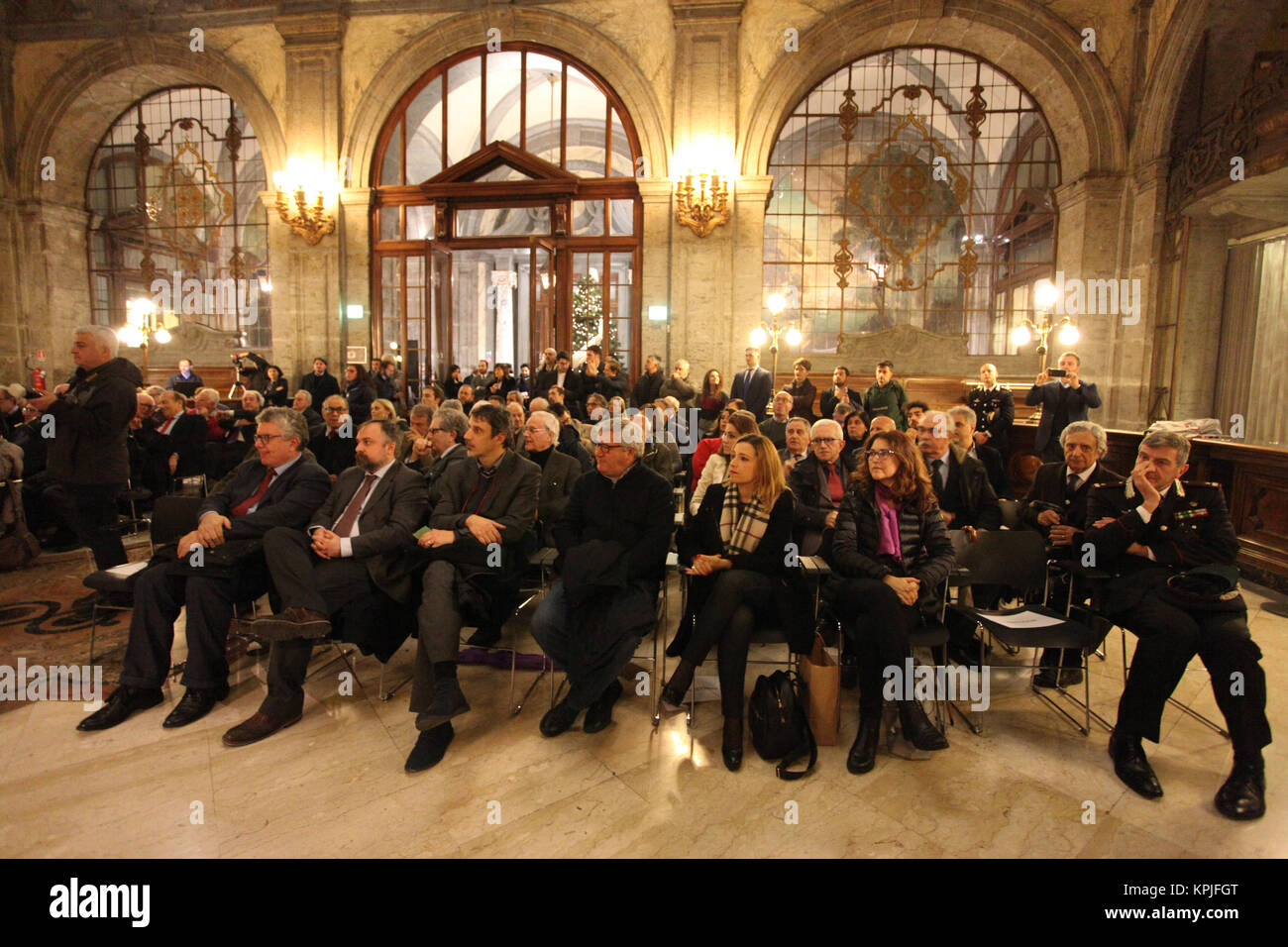 Italia, 15 Dicembre 2017. 15 Dez, 2017. Giorgio Napolitano, un-Napoli per partecipare Al convegno "Tra filosofia e Politica: Incontro con Biagio De GiovanniÂ", ha omaggiato l'Amico e il compagno di vita Politica con Parole di ammirazione. Il suo discorso Ã¨ stato Lontano dalla Politica. Credit: Zumapress/ZUMA Draht/Alamy leben Nachrichten Stockfoto