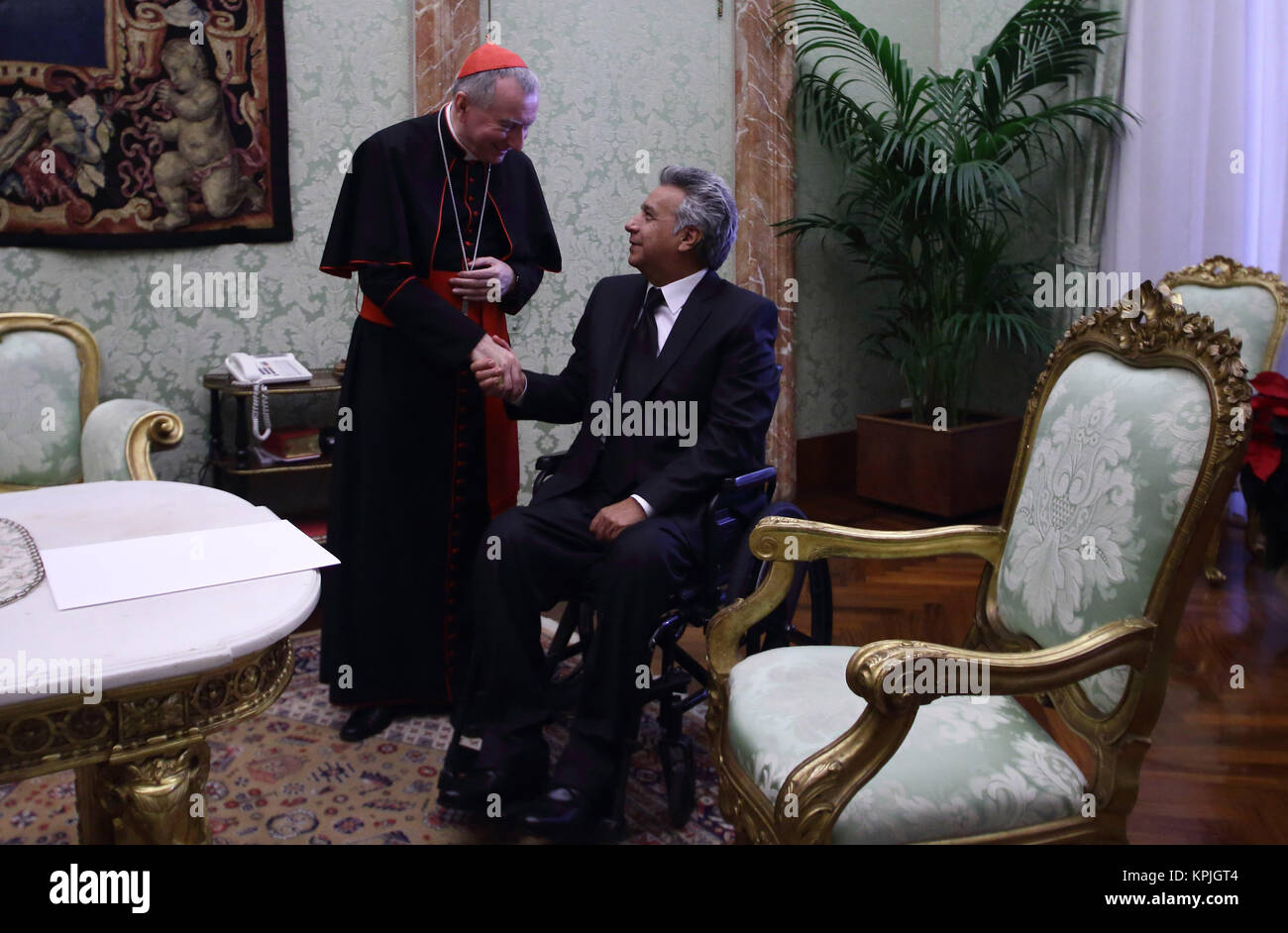 Vatikan, Vatikan. 16. Dezember, 2017. Kardinal Pietro Parolin erfüllt Ecuador's President LENIN MORENO GARCES in einer Privataudienz im Vatikan Credit: Evandro Inetti/ZUMA Draht/Alamy leben Nachrichten Stockfoto