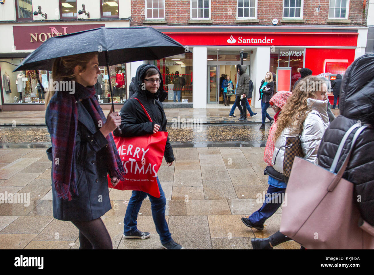 Preston, Lancashire, UK 16. Dezember, 2017. Regnerischen Tag für Weihnachtseinkäufe in letzter Minute Fishergate als Käufer in der Innenstadt ihre festlichen Einkäufe in dunklen, feuchten und kalten Winter zu vervollständigen. Kredit; MediaWorldImages/AlamyLiveNews. Stockfoto