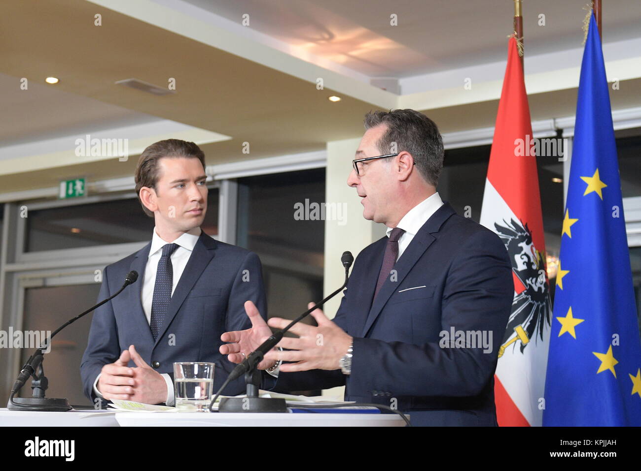 Wien, Österreich. 16. Dezember 2017 Präsentation des Regierungsprogramms auf einer Pressekonferenz am Samstagabend in Wien. Im Bild (L) Sebastian Kurz und (R) Heinz Christian Strache. Kredit: Franz Perc / Alamy Live News Stockfoto