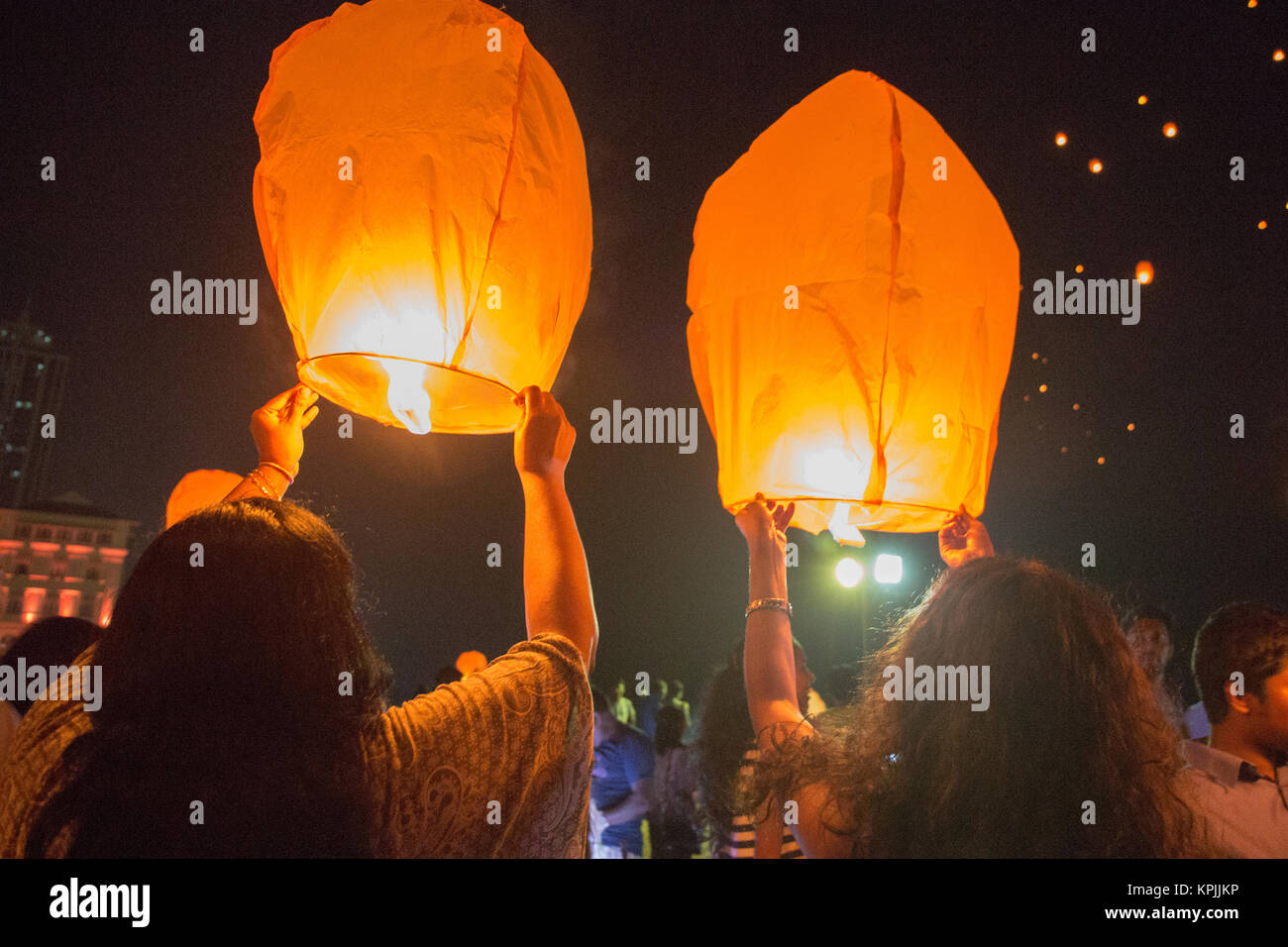 Colombo, Sri Lanka. 16. Dezember, 2017. Anwohner release Himmelslaternen in Colombo, Sri Lanka. Auf der Veranstaltung des Lichts der Sky - Sky Laternenfest. Credit: vimukthi Embuldeniya/Alamy leben Nachrichten Stockfoto