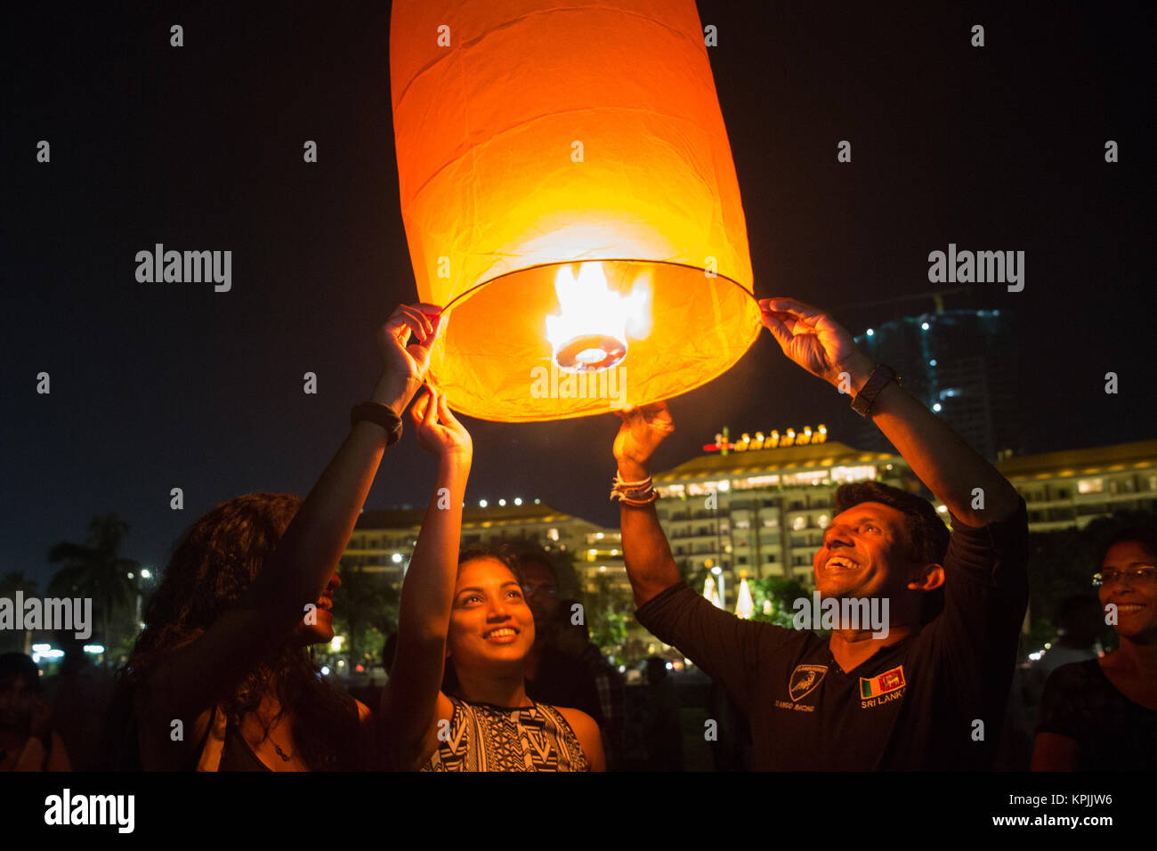 Colombo, Sri Lanka. 16. Dezember, 2017. Anwohner und Dilantha Malagamuva (R) Release Himmelslaternen in Colombo, Sri Lanka. Auf der Veranstaltung des Lichts der Sky - Sky Laternenfest. Credit: vimukthi Embuldeniya/Alamy leben Nachrichten Stockfoto