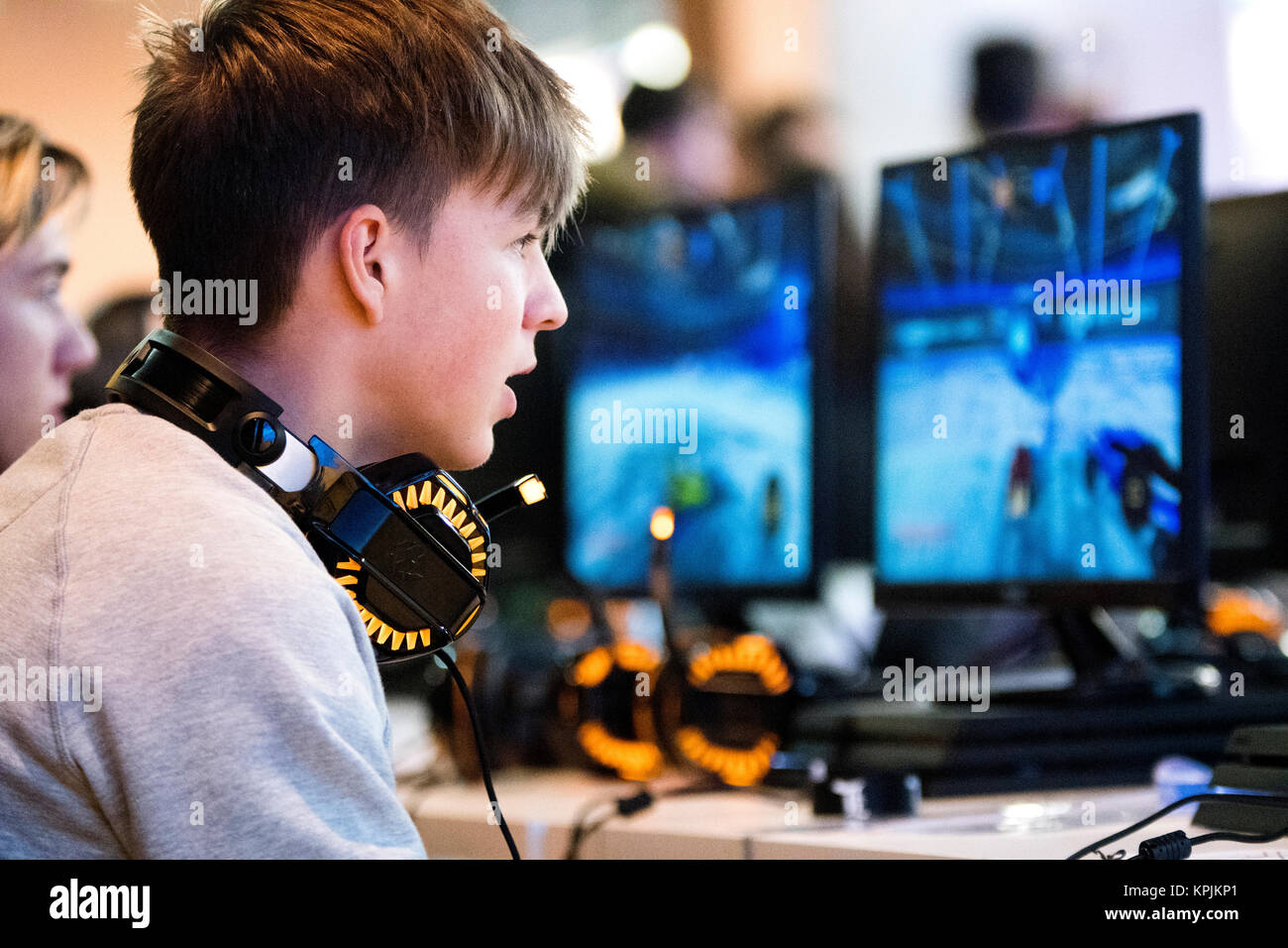 Leon, Spanien. 16. Dezember, 2017. Ein Jugendlicher spielt eine Konkurrenz von e-sport der Rakete Liga während der Handball Match von 2017/2018 Spanisch Asobal Cup zwischen FC Barcelona Lassa und Quabit Guadalajara im Sportzentrum am 16. Dezember in Leon, Spanien 2017. © David Gato/Alamy leben Nachrichten Stockfoto