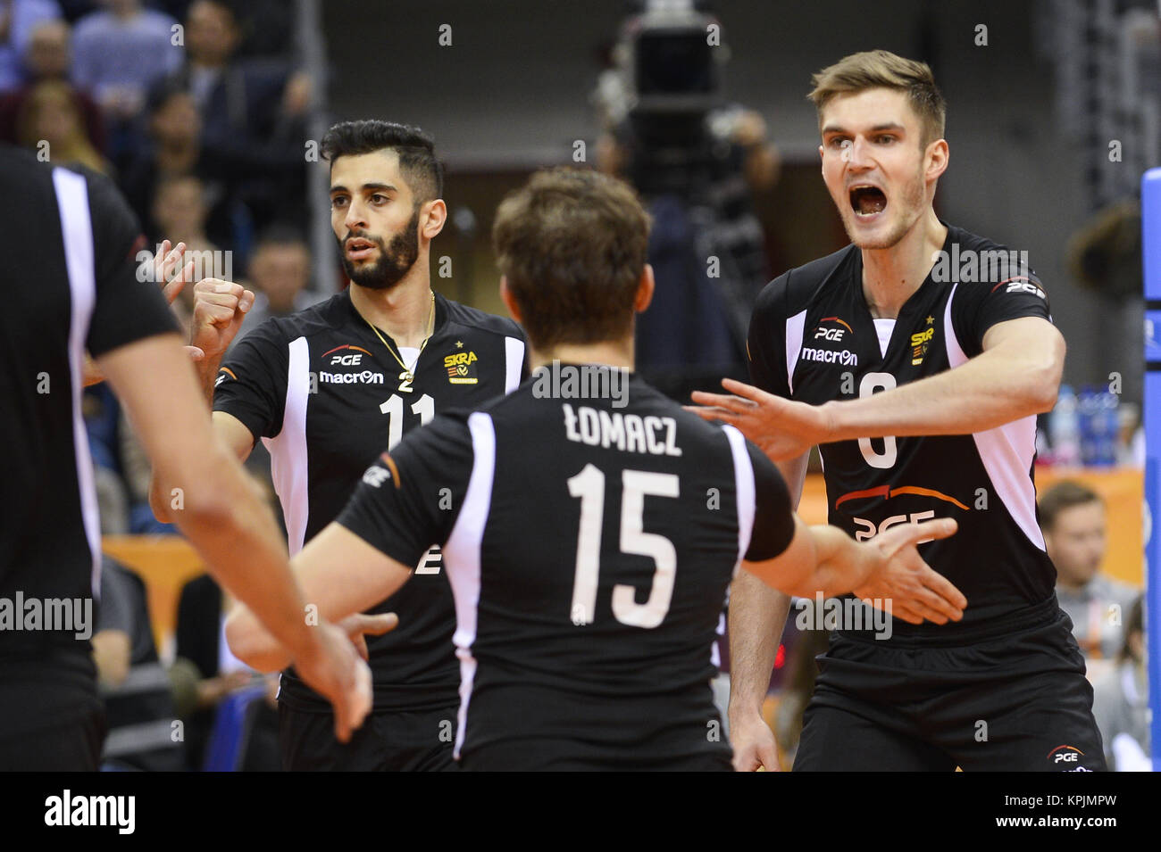 Krakow, Malopolska, Polen. 16 Dez, 2017. Karol Klos (6) Der SKRA Belchatow feiert einen Punkt mit seinem Team während des Spiels zwischen Lube Civitanova und SKRA Belchatow im Halbfinale des Volleyball Männer Club Wm 2017 in Tauron Arena, Krakau. Credit: Omar Marques/SOPA/ZUMA Draht/Alamy leben Nachrichten Stockfoto