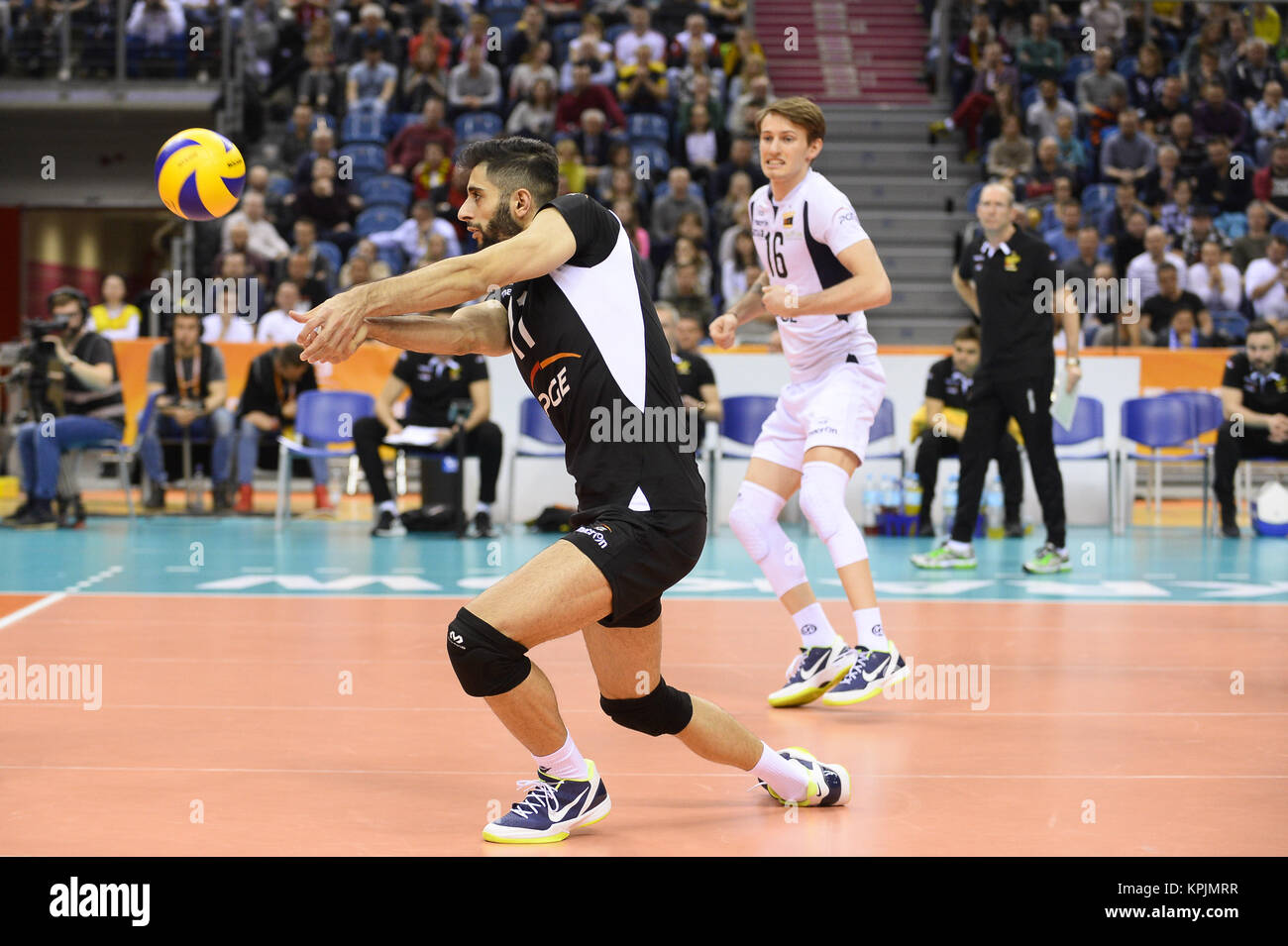 Krakow, Malopolska, Polen. 16 Dez, 2017. Milah Edabipour Ghara (11) Der SKRA Belchatow in Aktion während des Spiels zwischen Lube Civitanova und SKRA Belchatow im Halbfinale des Volleyball Männer Club Wm 2017 in Tauron Arena. Credit: Omar Marques/SOPA/ZUMA Draht/Alamy leben Nachrichten Stockfoto