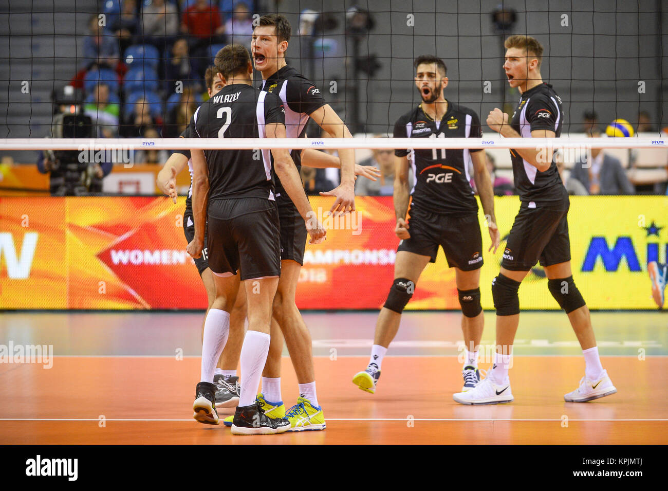 Krakow, Malopolska, Polen. 16 Dez, 2017. Spieler von der SKRA Belchatow einen Punkt während des Spiels zwischen Lube Civitanova und SKRA Belchatow im Halbfinale des Volleyball Männer Club Wm 2017 in Tauron Arena feiern. Credit: Omar Marques/SOPA/ZUMA Draht/Alamy leben Nachrichten Stockfoto