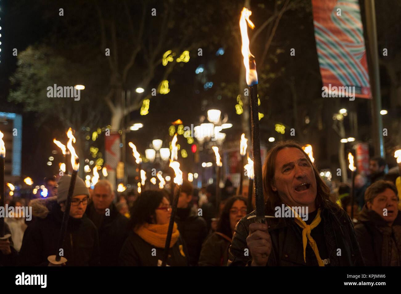 Barcelona, Spanien. 16. Dez. 2017. Menschen März holding Fackeln während eines Protestes zur Unterstützung der katalanischen Politikern, die auf Kosten des Aufruhrs inhaftiert wurden. Credit: Charlie Perez/Alamy leben Nachrichten Stockfoto