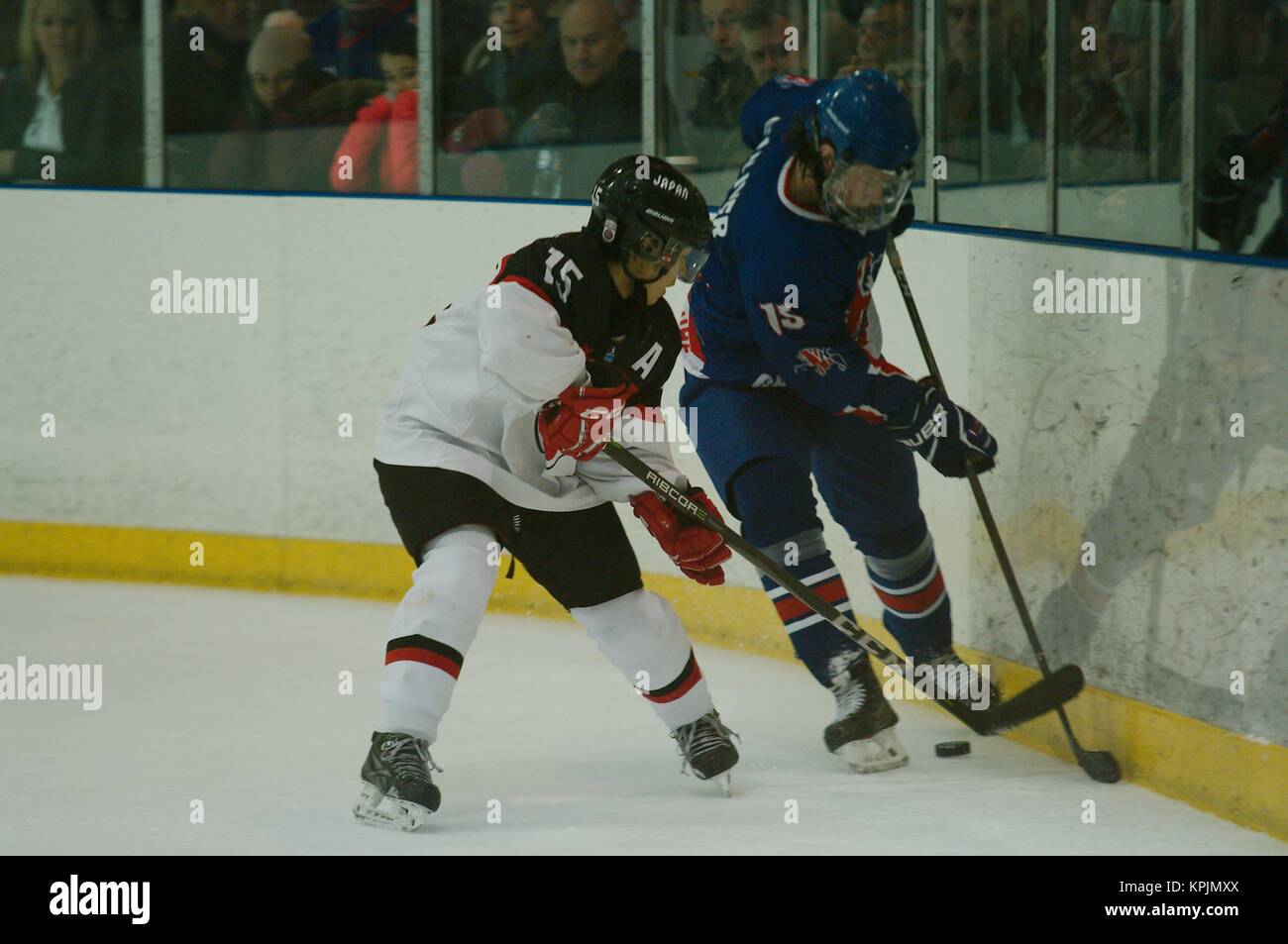 Dumfries, Schottland, 16. Dezember 2017. Junki Shinoda von Japan, in Weiß, und Harry Gulliver von Großbritannien spielen in der 2018 IIHF Eishockey U20 Weltmeisterschaft Division II, Gruppe A, in Dumfries. Credit: Colin Edwards/Alamy Leben Nachrichten. Stockfoto