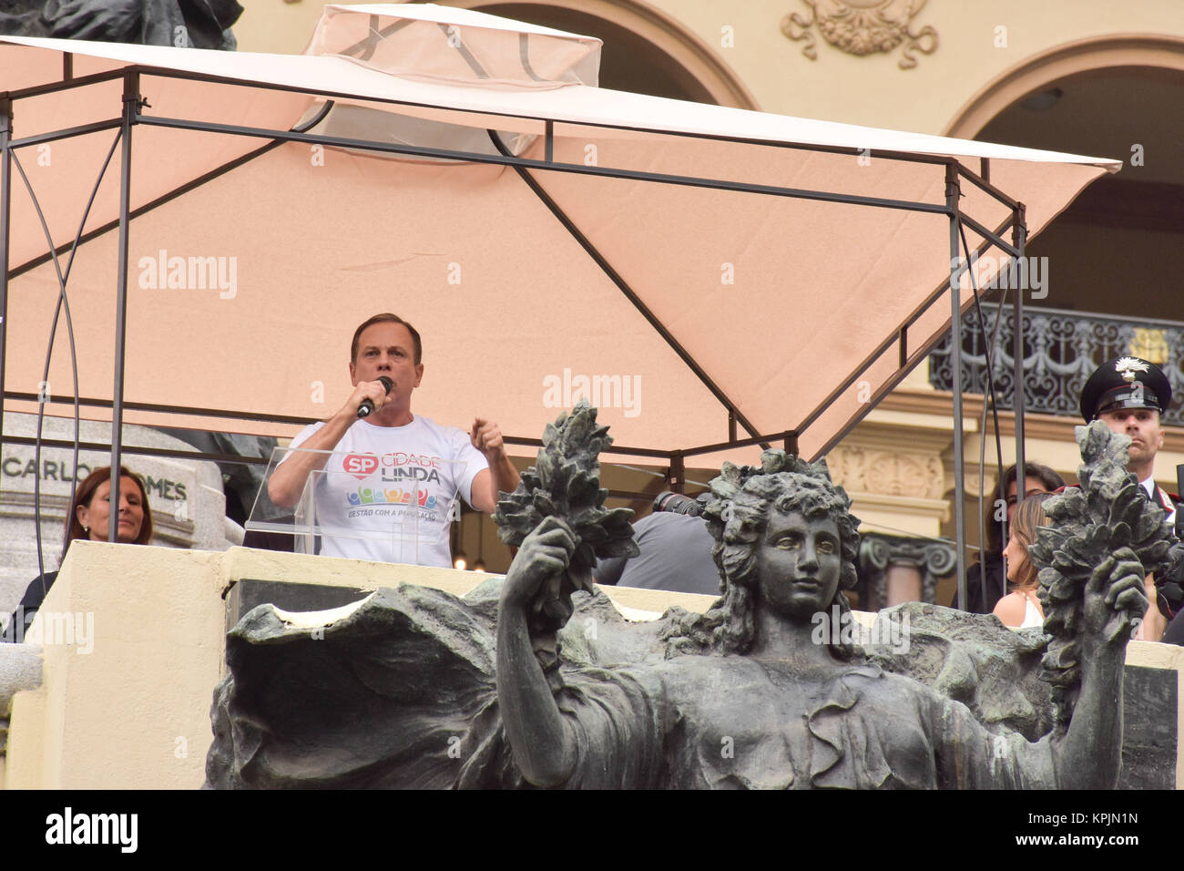 SÃO PAULO, SP - 16.12.2017: PRAÇA RAMOS DE AZEVEDO É REINAUGURADA - diesen Samstag, (16) der Bürgermeister João Doria, in São Paulo, die Lieferung der Revitalisierung und Sanierung des Plaza Ramos de Azevedo. Die Initiative ist eine Partnerschaft zwischen der Stadt Halle und italienische Unternehmen. Während der Rede eine Kleine Gruppe von Demonstranten protestierten gegen den Bürgermeister, der Bürgermeister antwortete, dass jeder das Recht hat, zu sprechen, sondern, dass Sie früh zu arbeiten (Foto: Roberto Casimiro/Fotoarena) Stockfoto