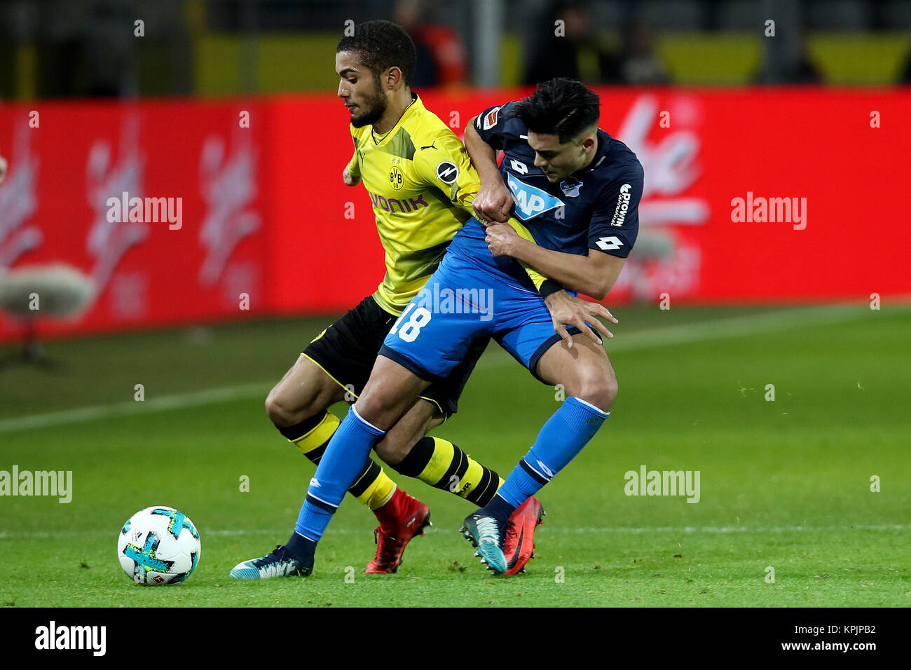 Dortmund. 16 Dez, 2017. Nadiem Amiri (R) von Hoffenheim und Jeremy Toljan Dortmund Kampf um den Ball während dem Bundesligaspiel zwischen Borussia Dortmund und TSG 1899 Hoffenheim am Signal Iduna Park am 16 Dezember, 2017 in Dortmund, Deutschland. Dortmund gewann 2-1. Quelle: Joachim Bywaletz/Xinhua/Alamy leben Nachrichten Stockfoto