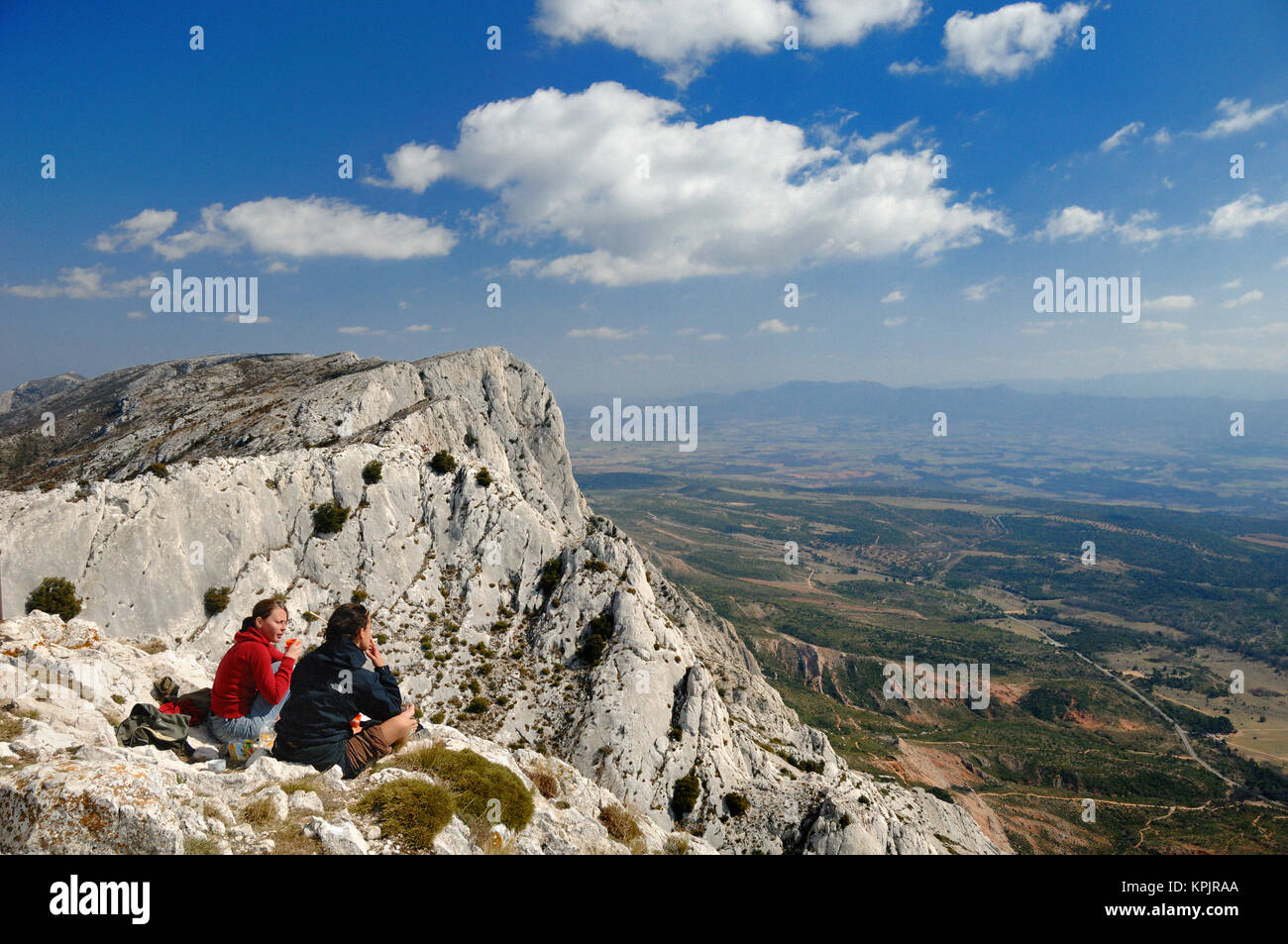 Zwei Mädchen, Wanderer oder Spaziergänger genießen Sie die Aussicht auf die Gipfel des Mont Sainte-Victoire Mountain Peak Aix-en-Provence Provence Frankreich Stockfoto