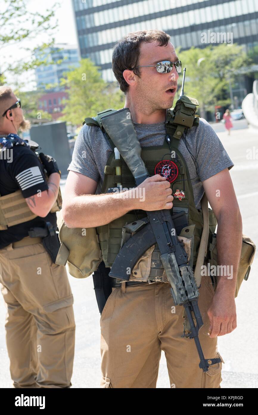 Mitglieder einer Ohio Miliz protestieren, indem Sie offen mit militärischen Stil halbautomatische Waffen in der Innenstadt in der Nähe der Republican National Convention Juli 19, 2016 in Cleveland, Ohio. Stockfoto