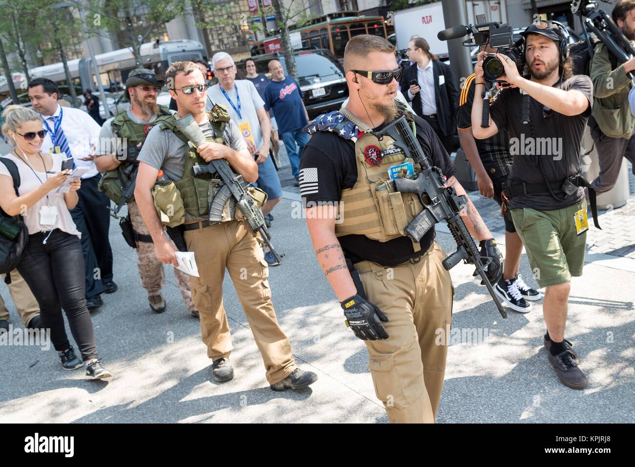Mitglieder einer Ohio Miliz protestieren, indem Sie offen mit militärischen Stil halbautomatische Waffen in der Innenstadt in der Nähe der Republican National Convention Juli 19, 2016 in Cleveland, Ohio. Stockfoto