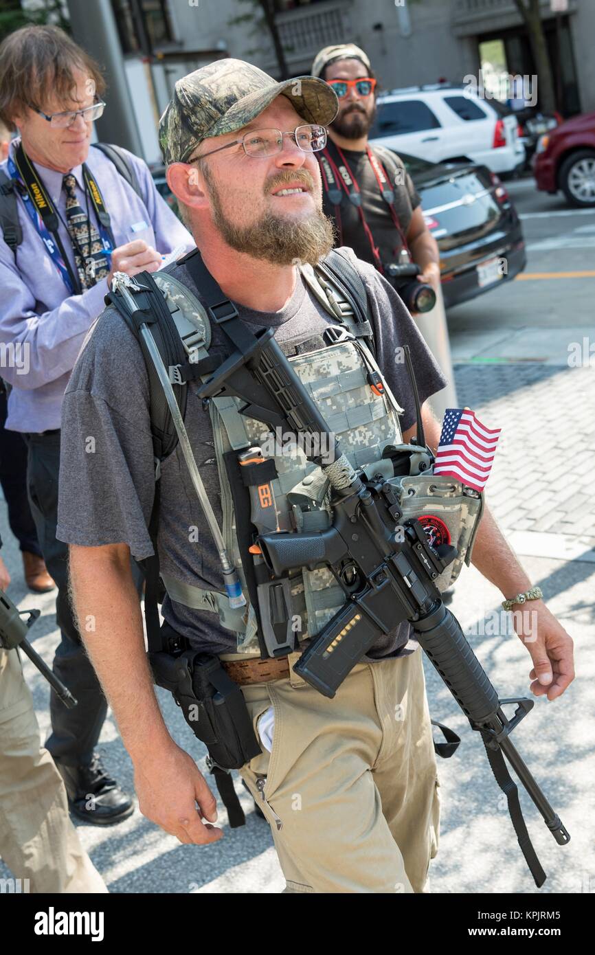 Mitglieder einer Ohio Miliz protestieren, indem Sie offen mit militärischen Stil halbautomatische Waffen in der Innenstadt in der Nähe der Republican National Convention Juli 19, 2016 in Cleveland, Ohio. Stockfoto