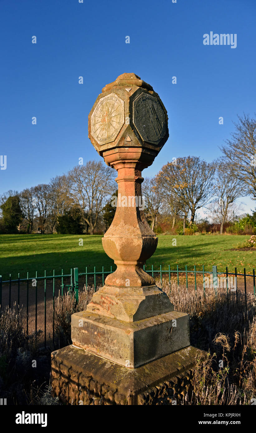 Sundial präsentiert von Counsellor Kinloch Anderson. Inverleith Park, Edinburgh, Schottland, Vereinigtes Königreich, Europa. Stockfoto