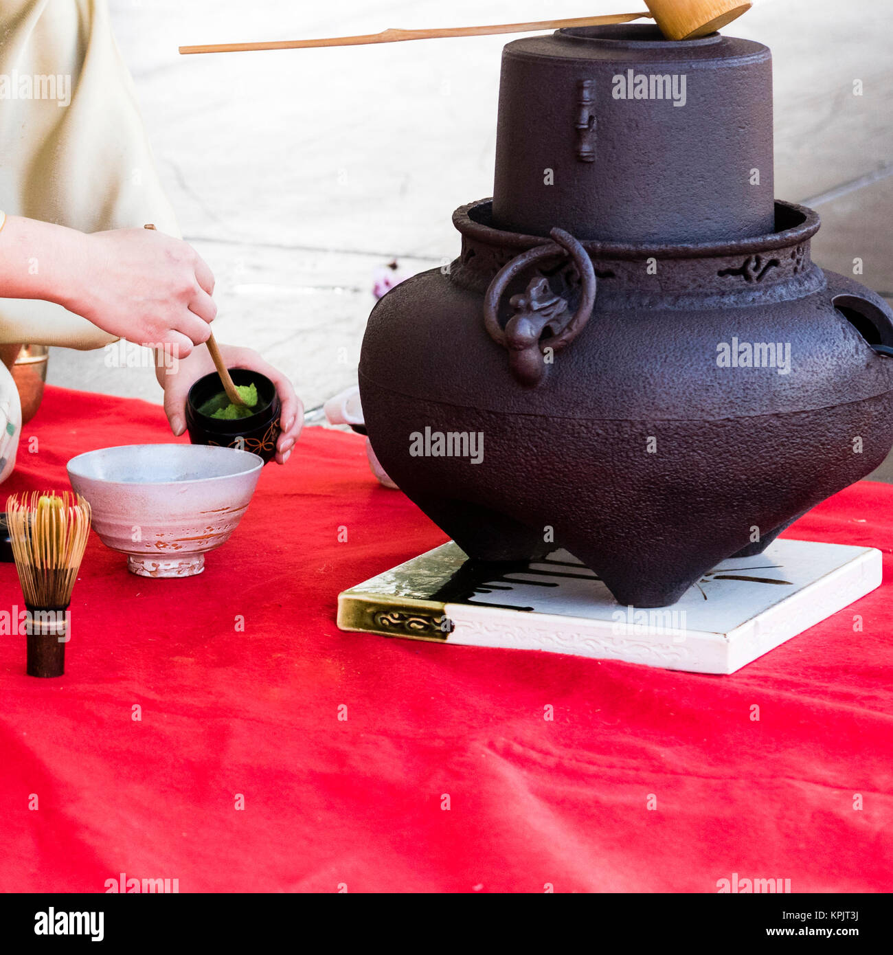 SYDNEY, AUSTRALIEN - 24. August: Cherry Blossom Festival am 24. August 2017 in Auburn im Botanischen Garten. Eine nicht identifizierte Frau übernimmt die Teezeremonie. Stockfoto