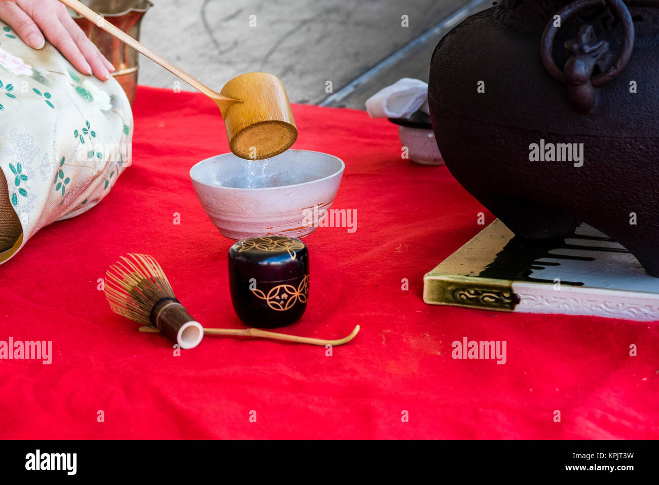 SYDNEY, AUSTRALIEN - 24. August: Cherry Blossom Festival am 24. August 2017 in Auburn im Botanischen Garten. Eine nicht identifizierte Frau übernimmt die Teezeremonie. Stockfoto