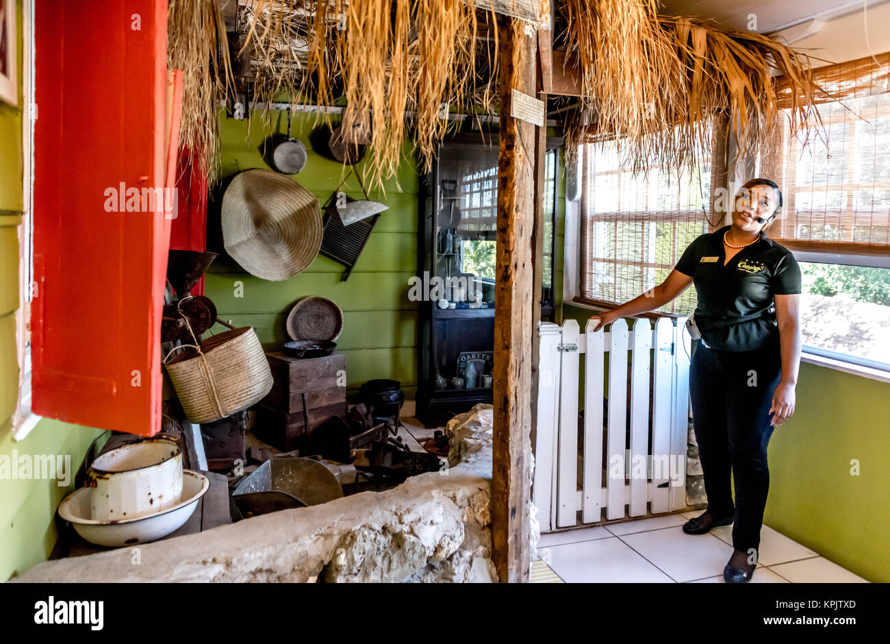 Die Heritage Museum der Bahamas durch Graycliff, ein Museum Guide zeigt eine traditionelle koloniale Veranda und beschreibt das Leben in der frühen Nassau für eine Tour Gruppe Stockfoto