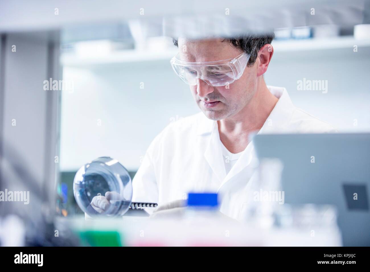 Männliche Labor mit mini Zentrifuge assistant. Stockfoto