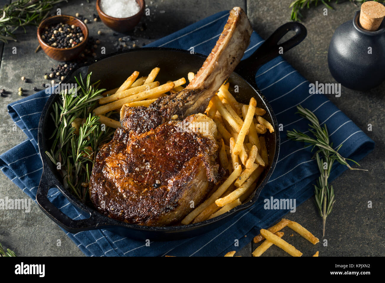 Warme Gras gefüttert Tomahawk Steaks mit Pommes Frites und Rosmarin Stockfoto