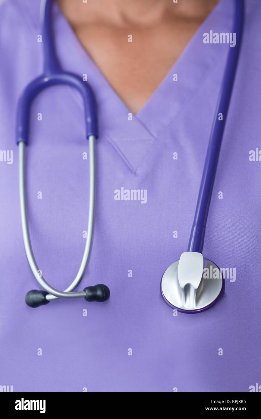 Ärztin in lila Top mit Stethoskop, aus der Nähe. Stockfoto