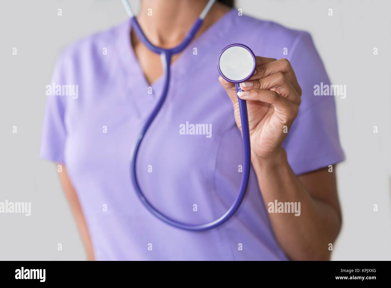 Ärztin holding Stethoskop in Richtung Kamera. Stockfoto