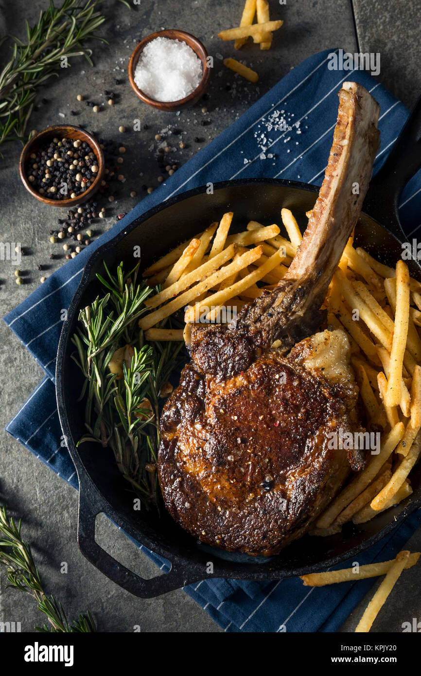 Warme Gras gefüttert Tomahawk Steaks mit Pommes Frites und Rosmarin Stockfoto