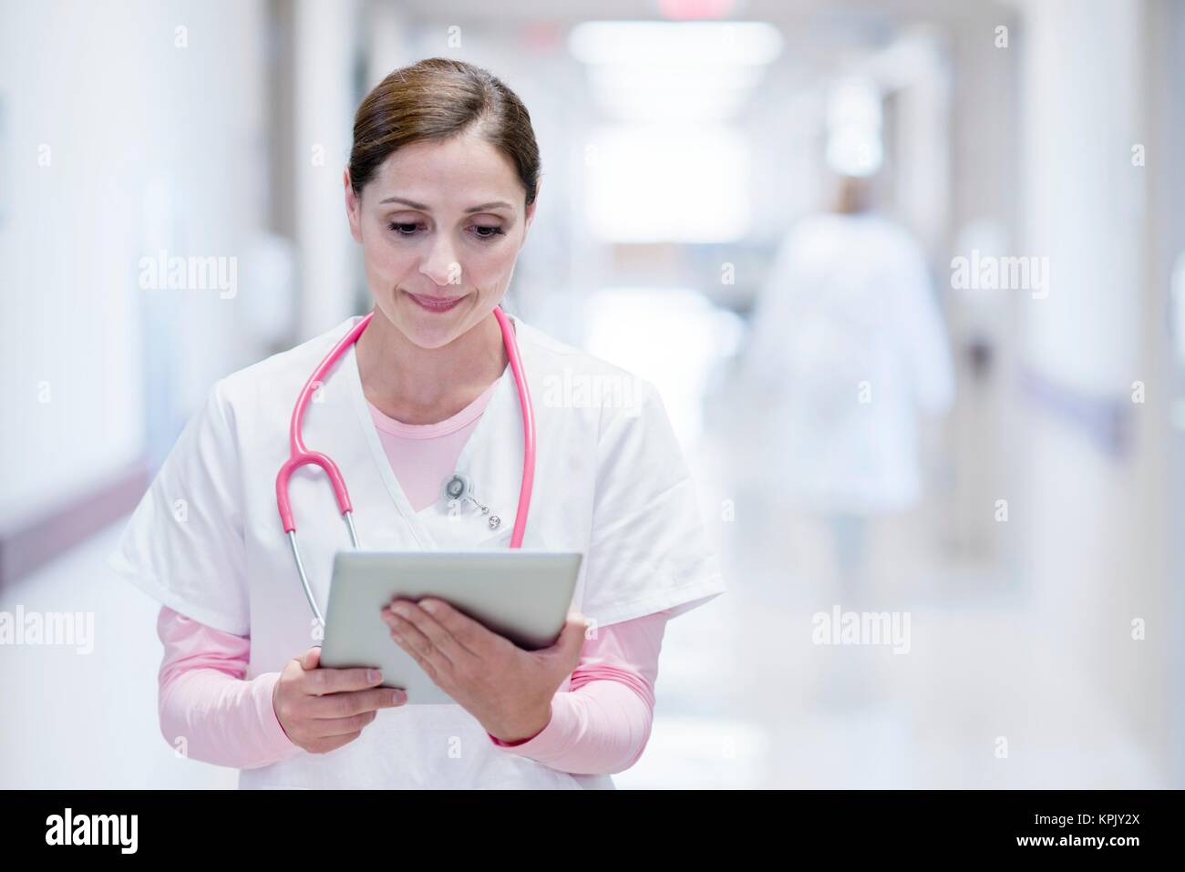 Krankenschwester im Krankenhaus mit digitalen Tablet. Stockfoto