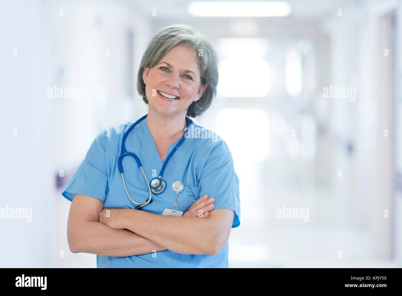 Reife weibliche Arzt lächelnd, Portrait. Stockfoto