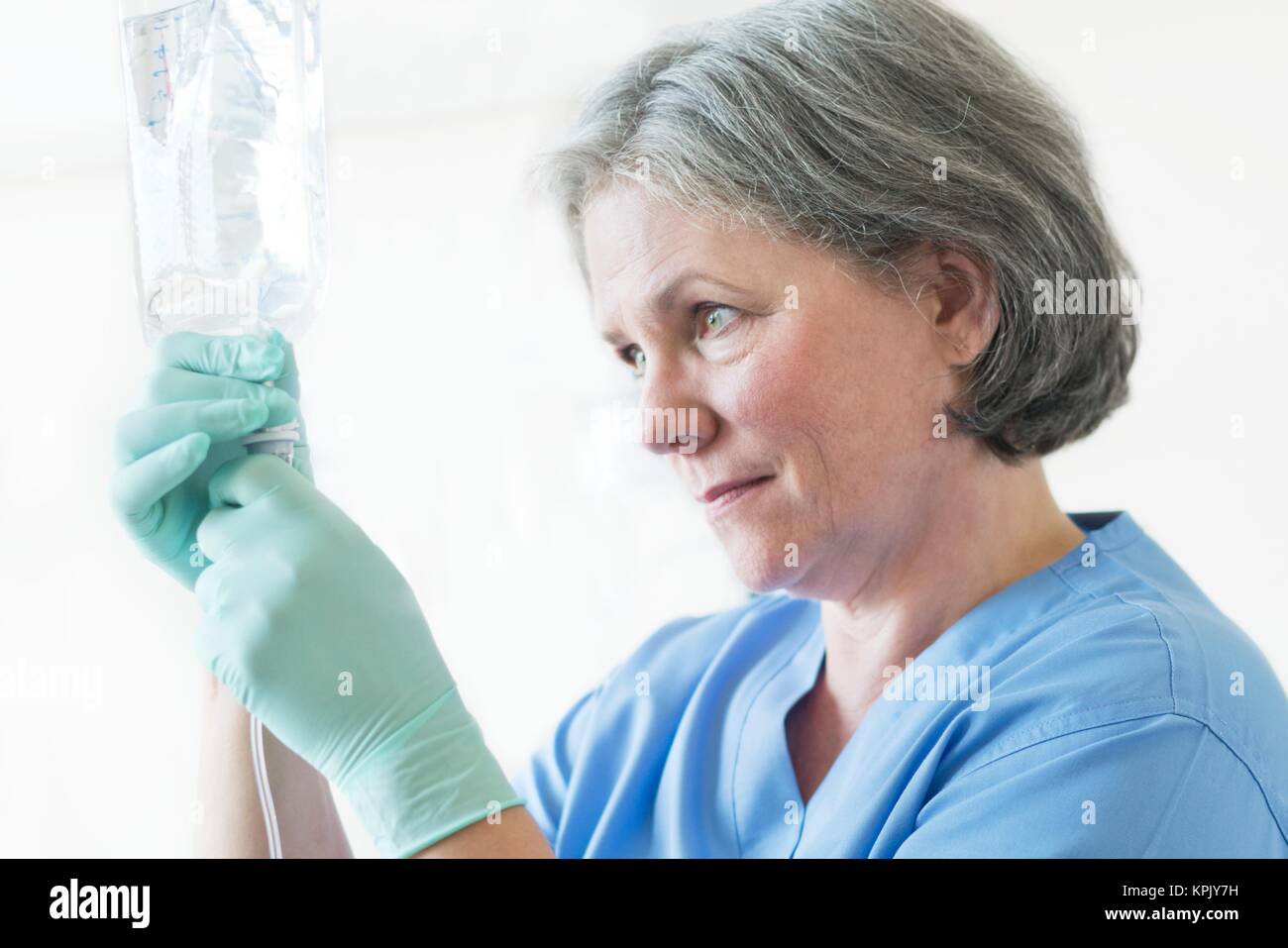 Weibliche Krankenschwester Vorbereitung tropfen. Stockfoto