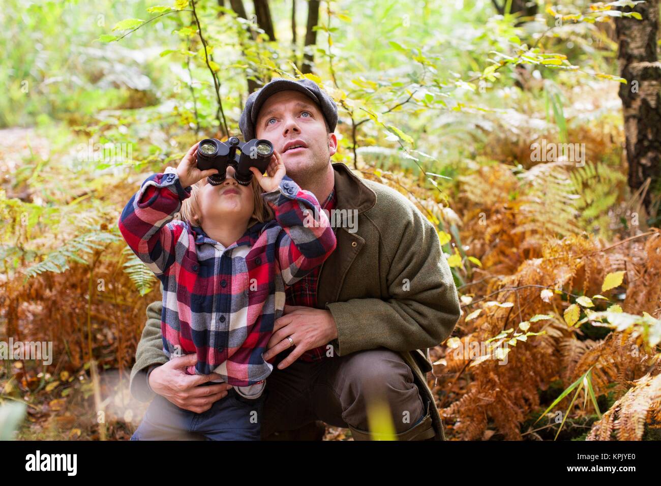 Vater mit Sohn Blick durch ein Fernglas. Stockfoto