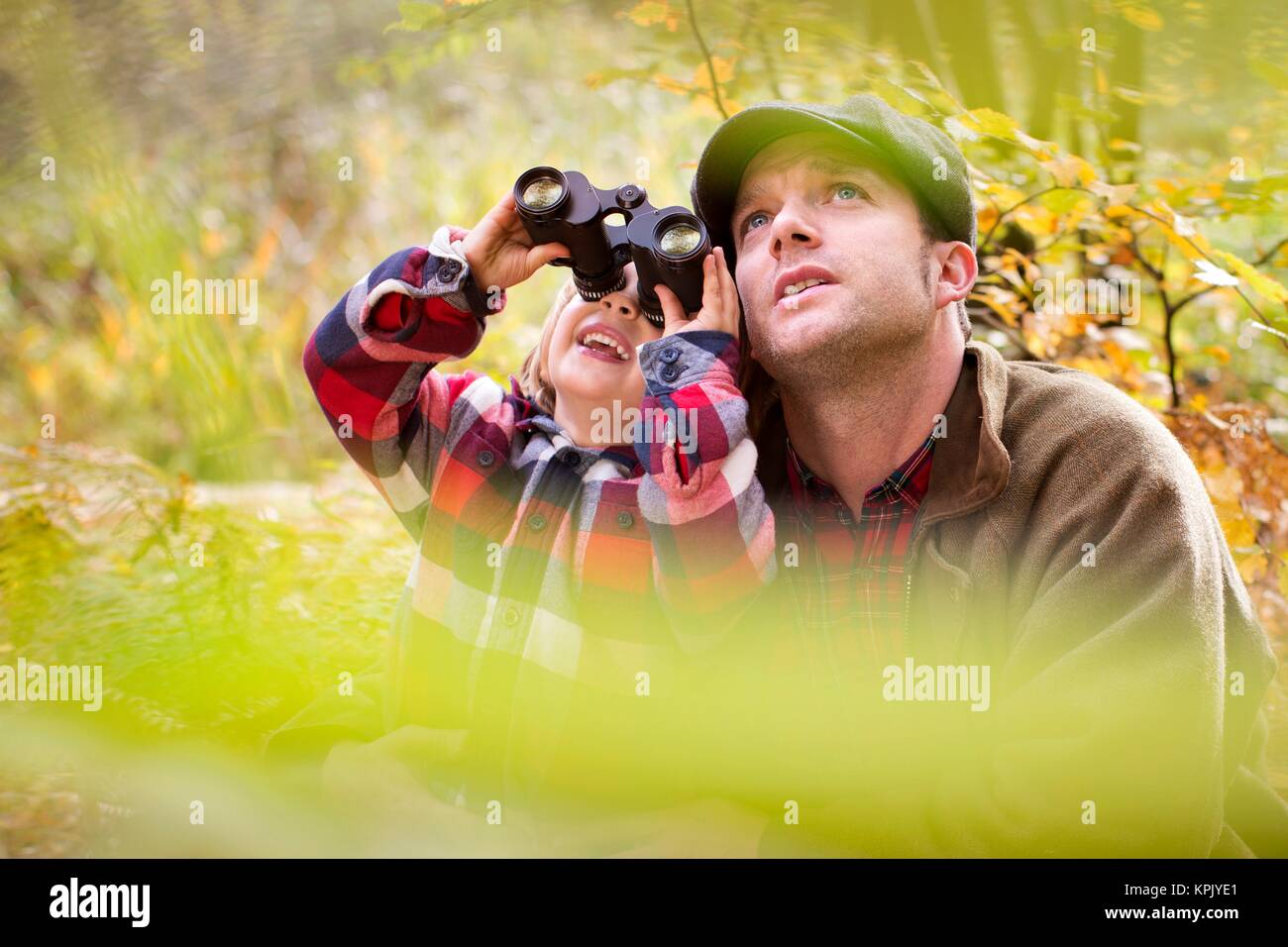 Vater mit Sohn Blick durch ein Fernglas. Stockfoto