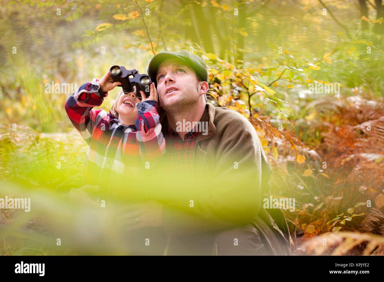 Vater mit Sohn Blick durch ein Fernglas. Stockfoto