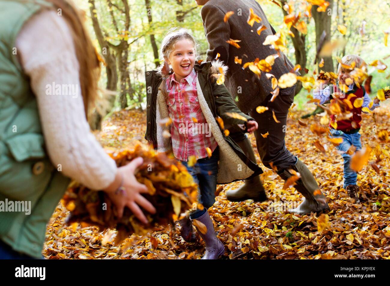 Familie spielen in Blätter im Herbst. Stockfoto