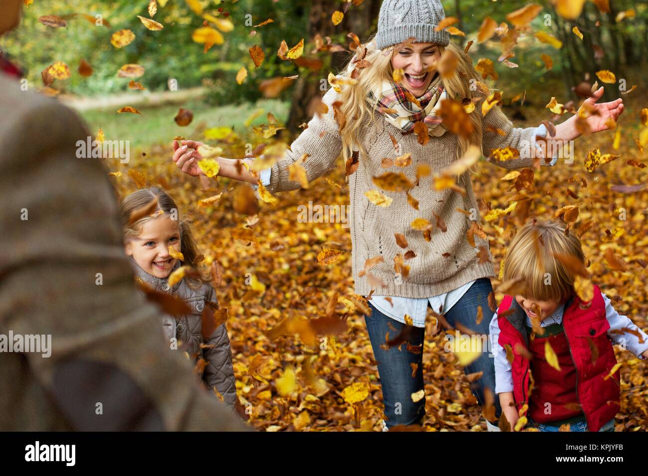 Familie spielen in Blätter im Herbst. Stockfoto