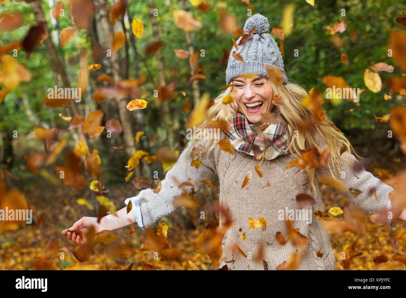 Frau spielen in Blätter im Herbst. Stockfoto